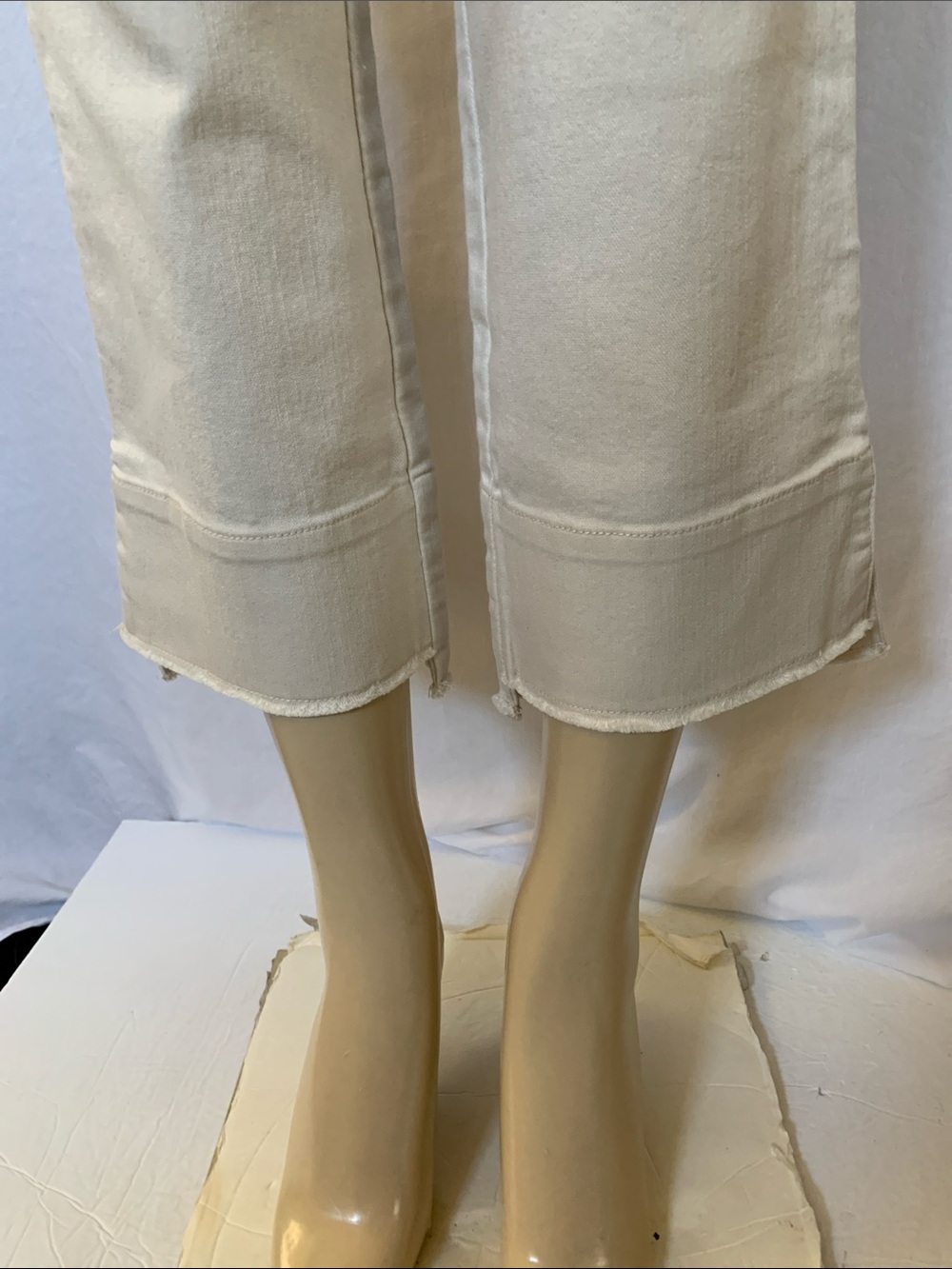 DEMOCRACY Jeans Tummy Control Size 6 Crop Kick Flare Frayed Hems Beige NWOT - Picture 8 of 10